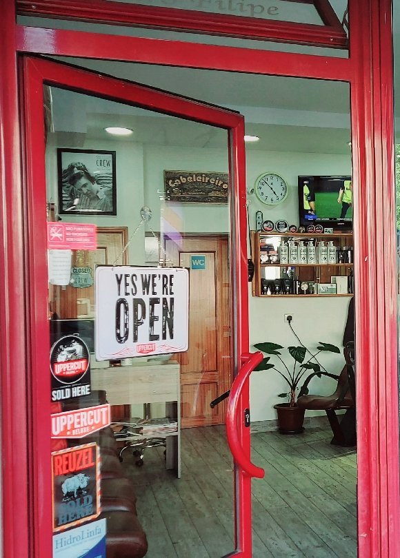 A porta vermelha da Barbearia Filipe em Sátão
